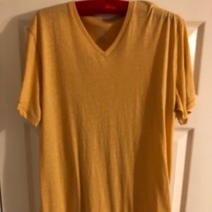 Men’s American Eagle T-shirt.